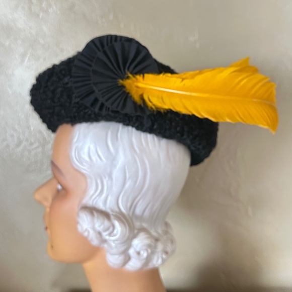 RARE 1940\'s BLACK MOUTON BERET WITH GROSGRAIN ROSETTE & YELLOW CURLY FEATHERS main image 4